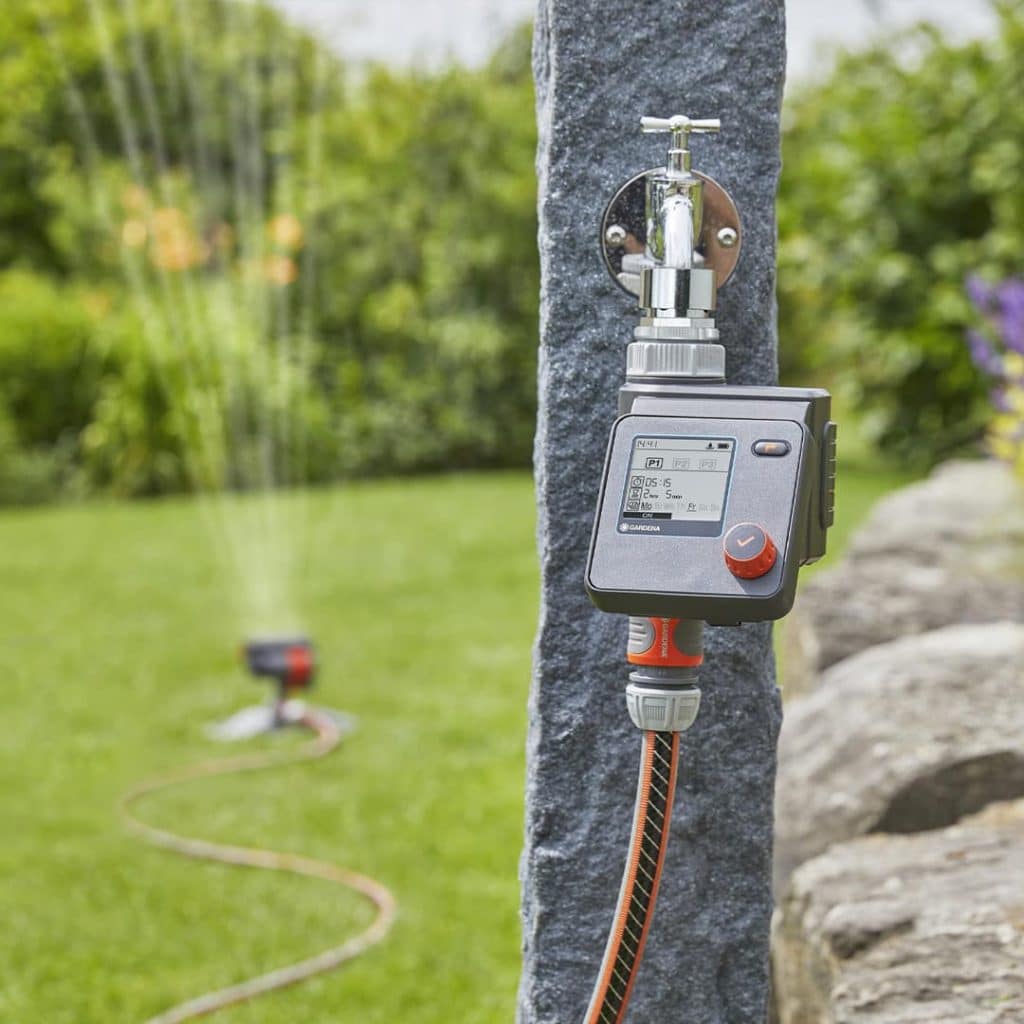 Système d’arrosage automatique avec programmateur installé dans un jardin à Grasse