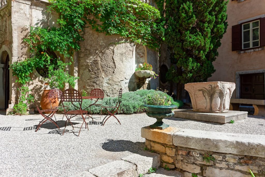 Patio provençal avec plantes méditerranéennes, lavandes et mobilier extérieur, entretenu par jardinier professionnel à Grasse